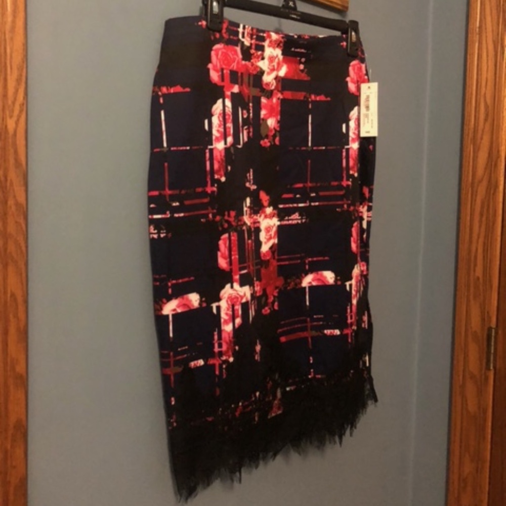 Lace trim pencil-like skirt